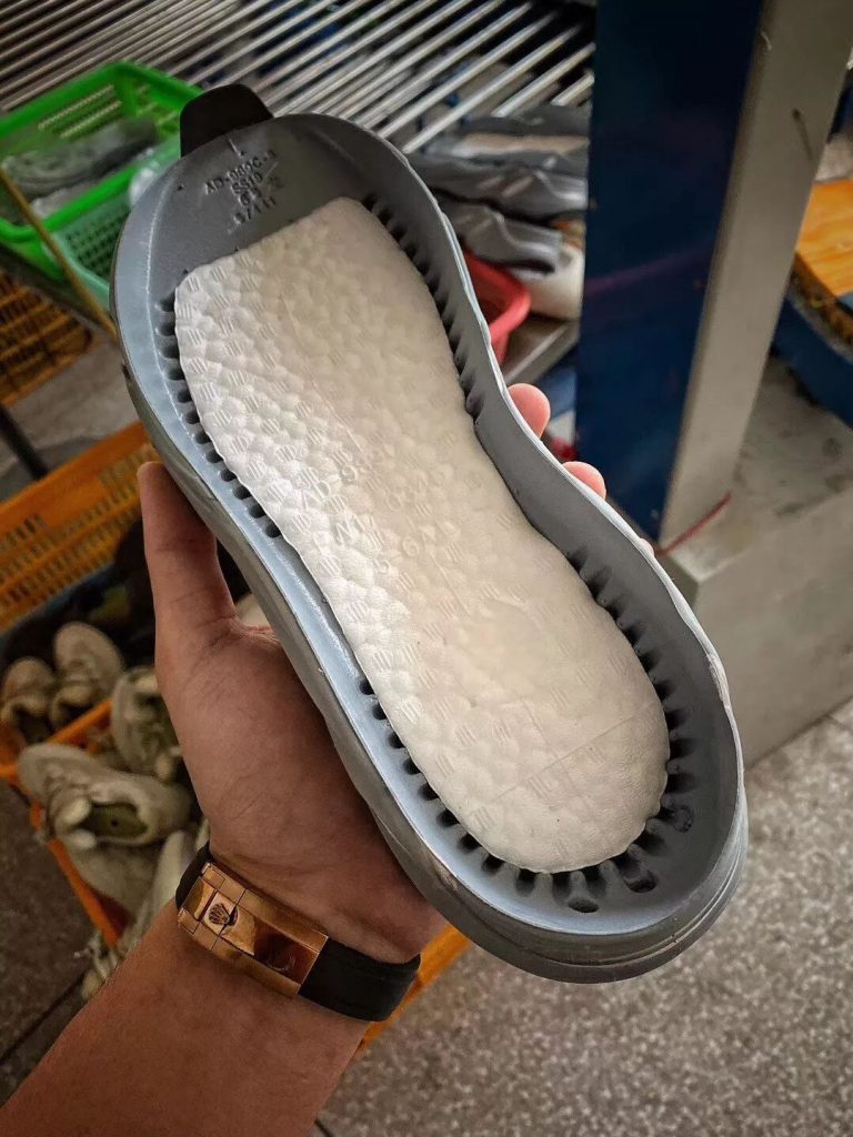 莆田鞋H12纯原 Yeezy 700V2 "Hospital "医院蓝怎么样？