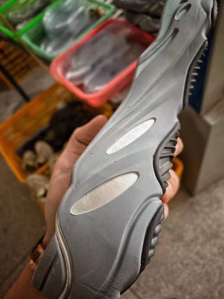 莆田鞋H12纯原 Yeezy 700V2 "Hospital "医院蓝怎么样？