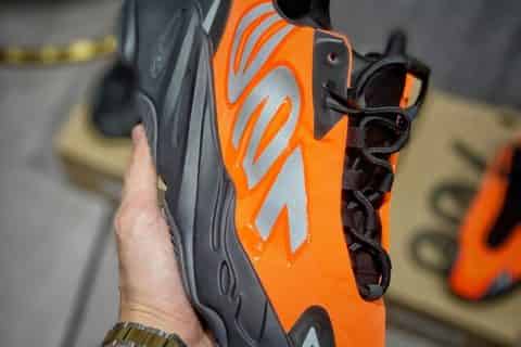 莆田鞋和正品的区别-东莞大厂出品 AD Yeezy 700 MNVN 黑橙