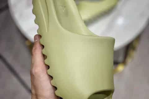 莆田鞋-纯原级别产物 YEEZY SLIDE 拖鞋“豆绿”