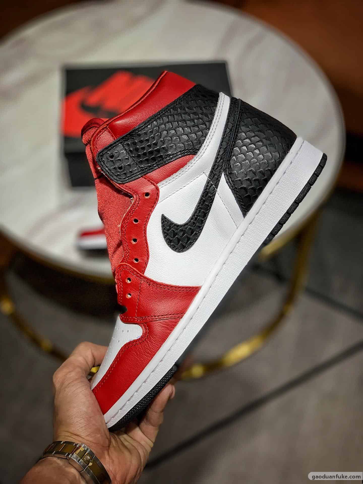 靠谱的莆田鞋微商airjordan1retrohighogsatinsnake蛇纹芝加哥