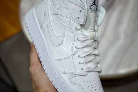 莆田鞋大厂微信号-原装级别 Air Jordan 1 Mid 纯白蛇纹