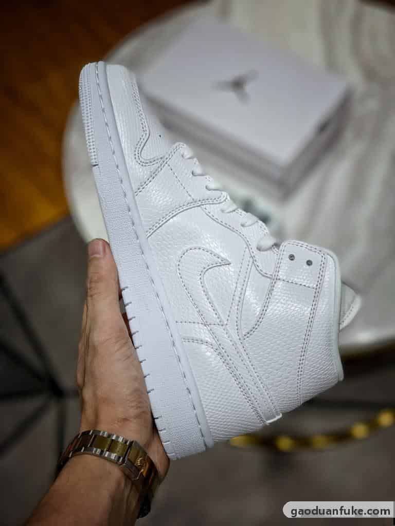 莆田鞋大厂微信号-原装级别 Air Jordan 1 Mid 纯白蛇纹