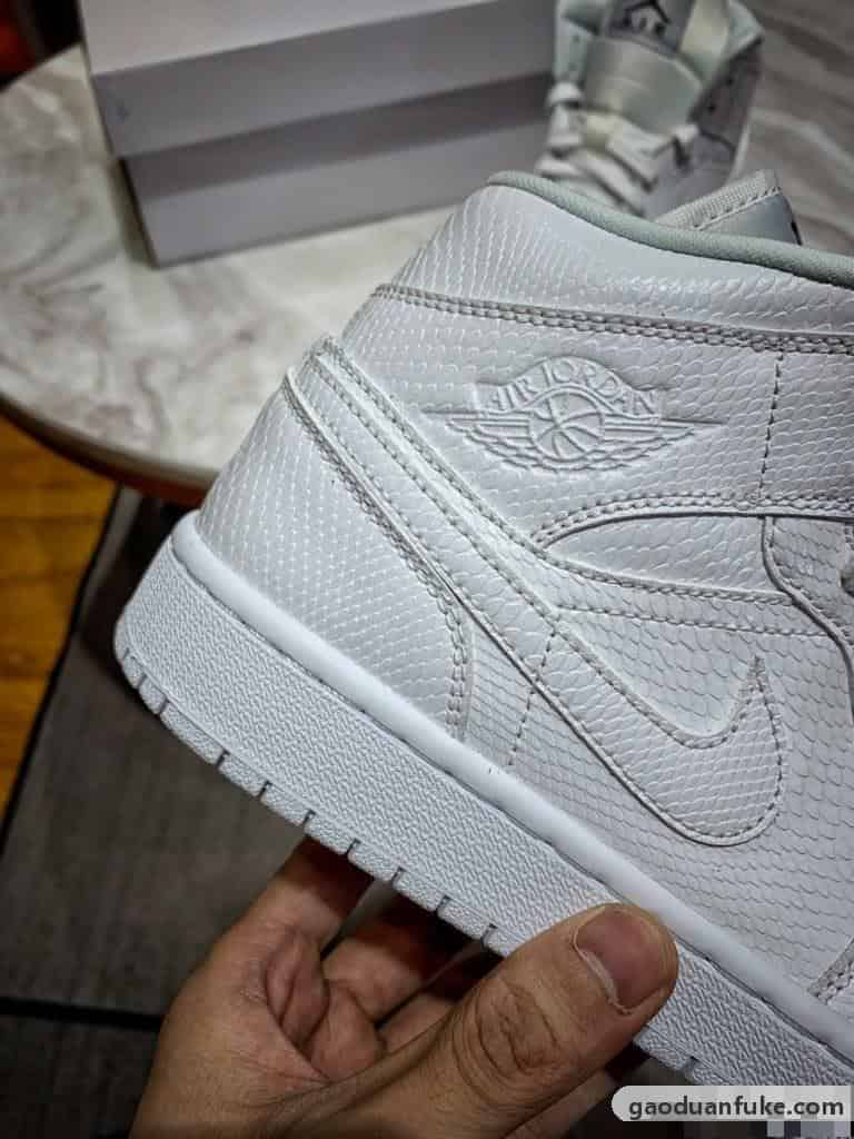 莆田鞋大厂微信号-原装级别 Air Jordan 1 Mid 纯白蛇纹